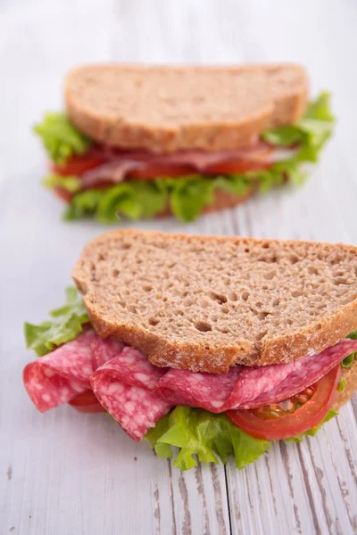 Broodjes met salami, tomaten, sla — Stockfoto