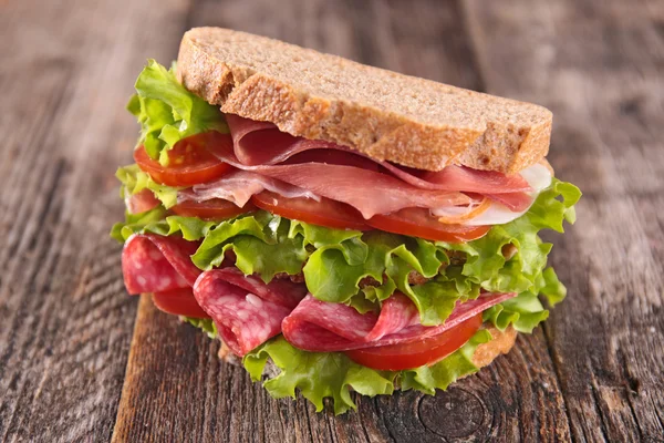 Sandwich met ham, tomaten, sla — Stockfoto