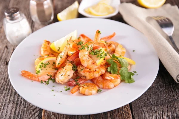 Fried shrimps with parsley — Stock Photo, Image