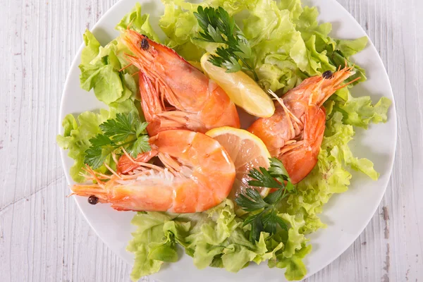 Ensalada de camarones con lechuga — Foto de Stock