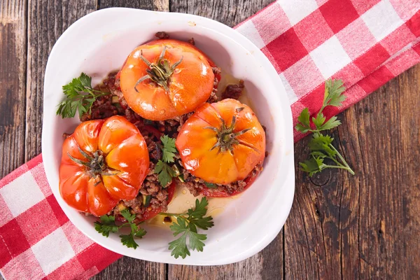 Tomate farcie au boeuf haché — Photo