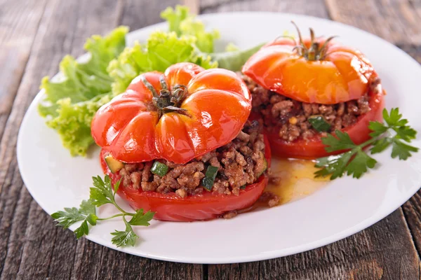 Tomate recheado com carne picada — Fotografia de Stock