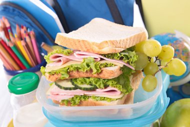 sandviç ve okul malzemeleri