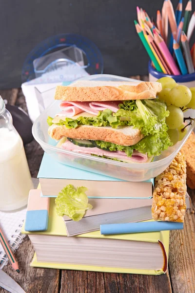 Smörgås och bok, school konceptet — Stockfoto