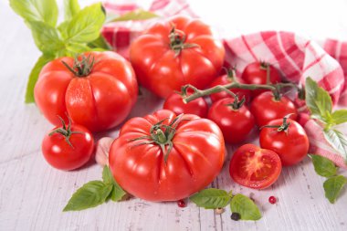 taze domates fesleğen ile