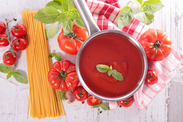 Томатный соус и спагетти
