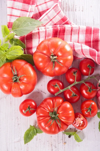 Tomates frescos con albahaca — Foto de Stock