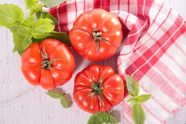 Tomates frescos con albahaca — Foto de Stock