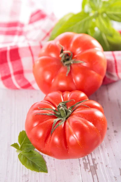 Fresh tomatoes with basil — Stock Photo, Image