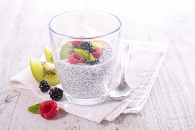 Chia tohum puding meyve ile