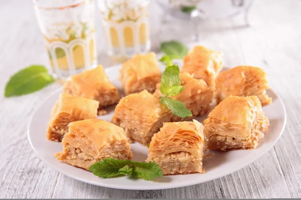 Baklava, orientalisches Dessert mit Tee — Stockfoto
