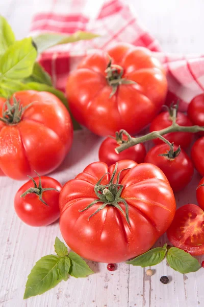 Tomates rojos frescos y albahaca — Foto de Stock
