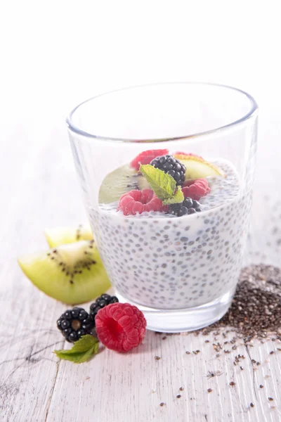 Pudim de semente de chia com frutas — Fotografia de Stock