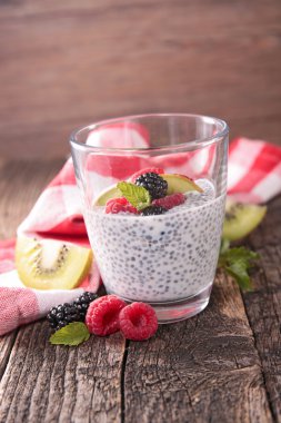 Chia tohum puding meyve ile