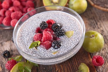 Chia tohum puding meyve ile