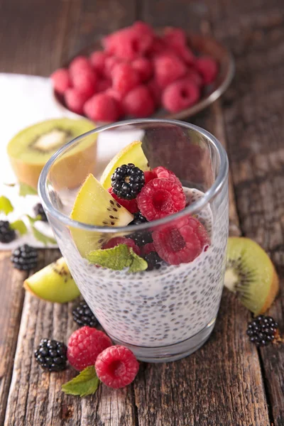 Chia tohum puding meyve ile