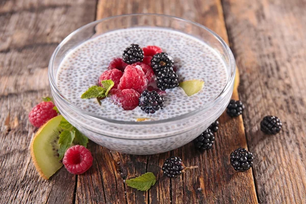 Chia tohum puding meyve ile