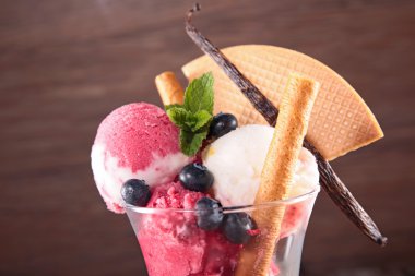 Böğürtlenli dondurma.