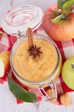 taze elma ile elma sosu