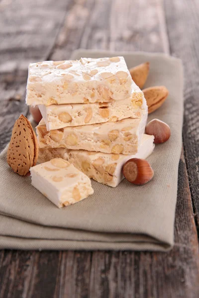 Sobremesa de nougat com nozes — Fotografia de Stock