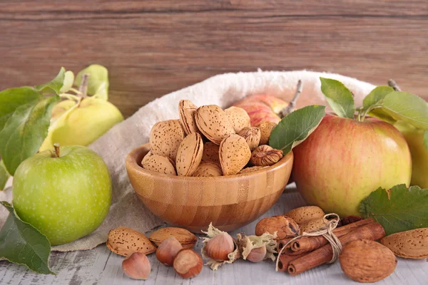 リンゴとナッツの盛り合わせ — ストック写真