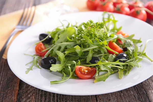 Ruccola, tomate, salada de azeitona — Fotografia de Stock