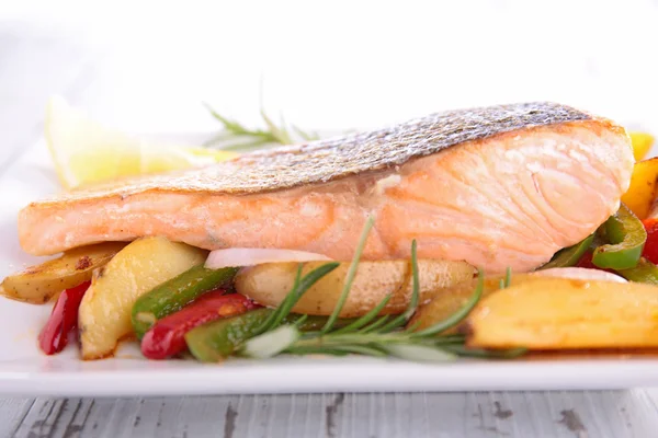 Gebratener Lachs und Gemüse — Stockfoto