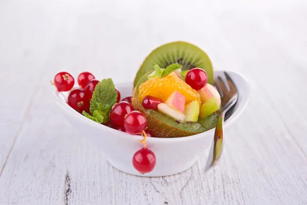 Салат из фруктов, ягод — стоковое фото
