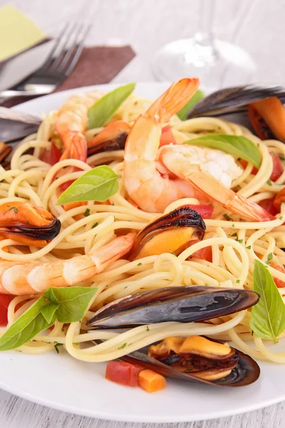 Spaghetti, pasta and seafood — Stock Photo, Image