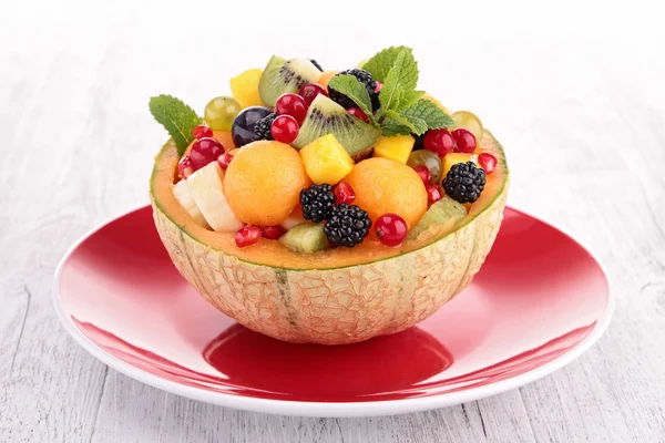 水果和浆果沙拉 — 图库照片