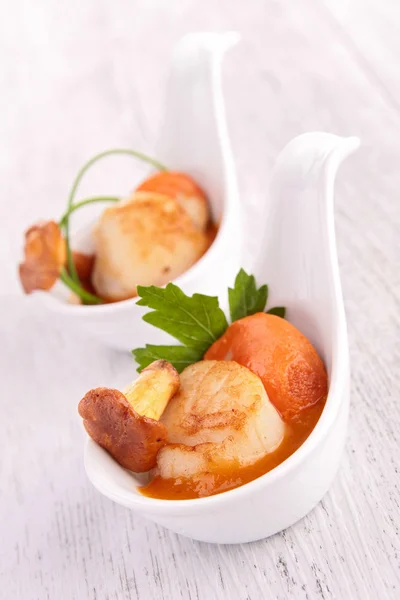 Appetizer, scallop and sauce in spoons — Stock Photo, Image