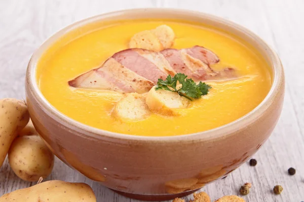 Tazón de sopa y tocino — Foto de Stock