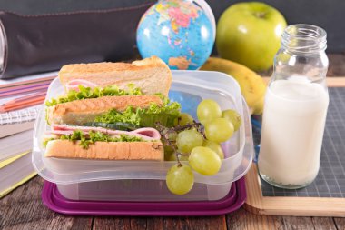 sandviç okul öğle yemeği için
