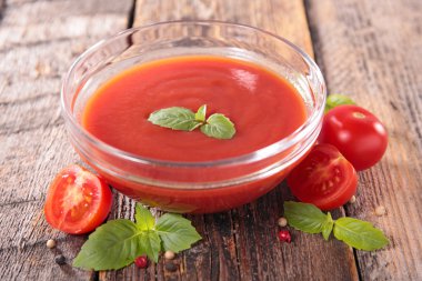 Otlar ile domates çorbası