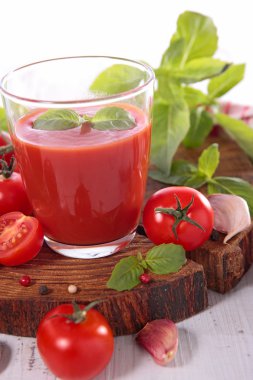 Otlar ile domates çorbası