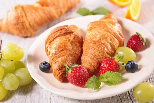 Croissant, bogyós gyümölcsökből és szőlőből — Stock Fotó