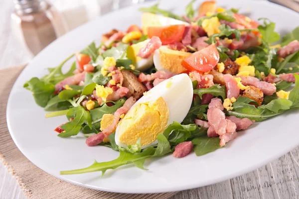 Salada com ovo, bacon e tomate — Fotografia de Stock
