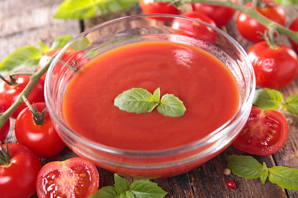 Tomato soup with herbs