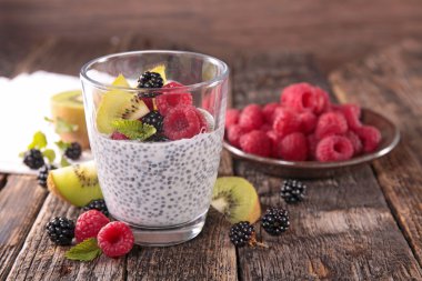 Chia tohum puding ve meyve