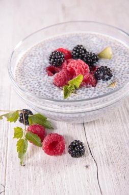 Chia tohum puding ve meyve