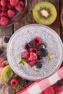Chia tohum puding ve meyve