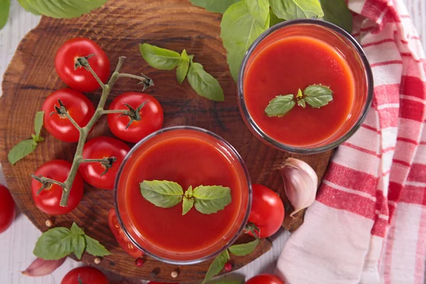 Sopa de tomate con hierbas —  Fotos de Stock
