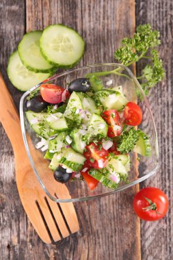 Zeytin salatalık salatası