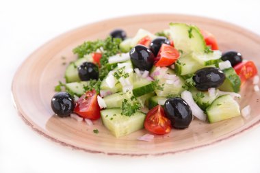 Zeytin salatalık salatası
