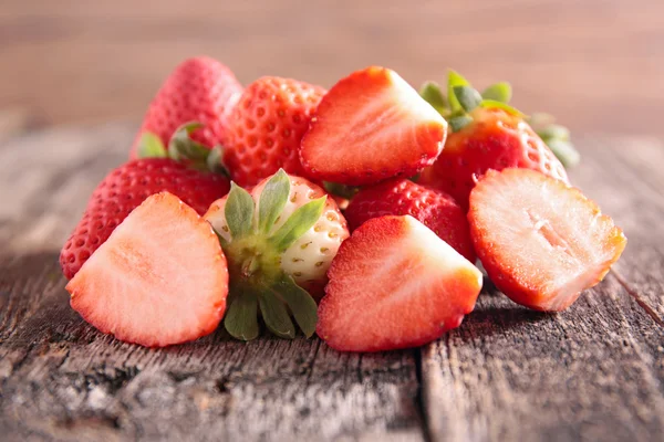 ताजे कापलेल्या स्ट्रॉबेरीज — स्टॉक फोटो, इमेज