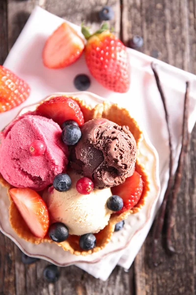 Böğürtlenli dondurma.