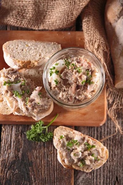 Tartinade de viande et baguette — Photo