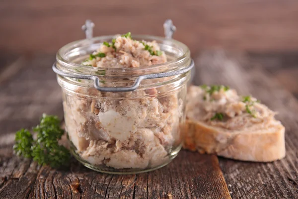 Vlees verspreid en stokbrood — Stockfoto