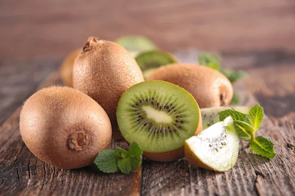 Fresh kiwi fruits — Stock Photo, Image