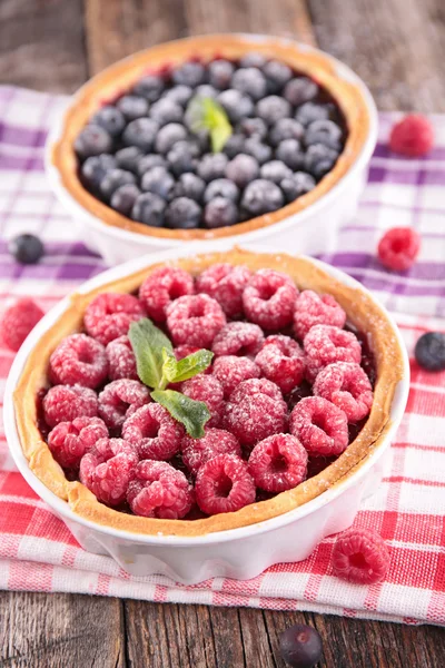 Tarte aux framboises et bleuets — Photo